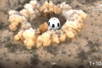 La cápsula New Shepard durante su aterrizaje en Texas.
