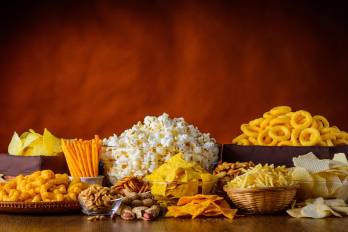 El informe también sugiere que se reemplacen las grasas saturadas por grasas insaturadas saludables, incluidas las que se encuentran en los frutos secos, las semillas, los aguacates y los aceites vegetales no tropicales.