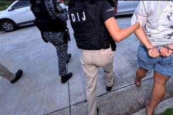 Una mujer se hacía pasar por cliente para inspeccionar el sitio antes de robar.
