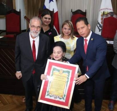 Reconocidas personalidades, entre estas Doris Vargas de Rosas, recibieron la Orden Municipal “Gerardo González Vernaza”.