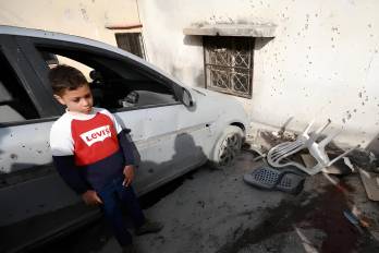 Un niño mira los daños tras un ataque aéreo israelí en el campo de refugiados de Yenin, en Cisjordania.