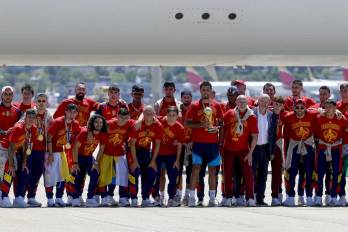 La selección española de fútbol, campeona del Mundial tras vencer en la final a Argentina, aterrizó este lunes a las 14:25 horas en la terminal 4 del aeropuerto de Madrid Barajas-Adolfo Suárez procedente de Nueva York.