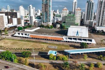 Vista área de la fachada principal del Centro de Convenciones Atlapa en la Ciudad de Panamá.