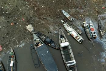 Embarcaciones estancadas debido a la sequía que afecta al estado de Amazonas, este jueves en el pueblo de Cacau Pirêra, región de Río Negro, Brasil.