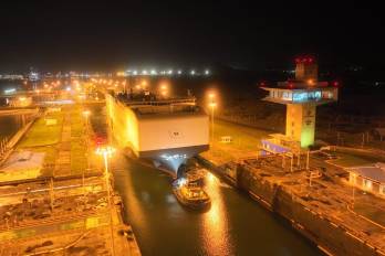 Buque portavehículos atravesando el Canal de Panamá ampliado.