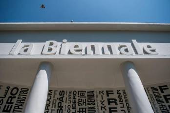 ’Extranjeros en todas partes’ es la temática de esta edición de la Bienal de Arte, que será curada por Adriano Pedrosa.