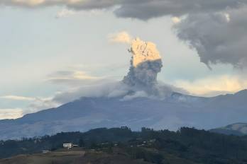 El volcán entró en erupción este lunes, en plena emergencia por el terremoto.