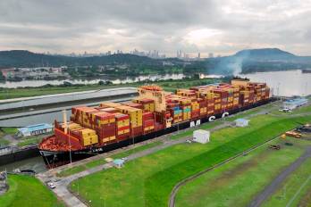 El Canal de Panamá continúa operando con normalidad mientras monitorea posibles efectos de la crisis internacional sobre el comercio marítimo mundial.