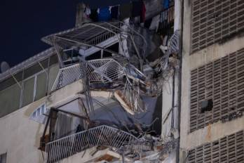 Estado de un edificio en Caracas (Venezuela) tras los dos fuertes seísmos que han sacudido el oeste de la capital del país, dos terremotos que tuvieron lugar alrededor en apenas 39 segundos y que han dejado al menos 32 muertos y 700 heridos y personas entre los escombros de los edificios derruidos.