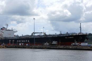 El incremento en la demanda del canal se produce en medio de las tensiones por el estrecho de Ormuz, una ruta clave para el comercio energético mundial.