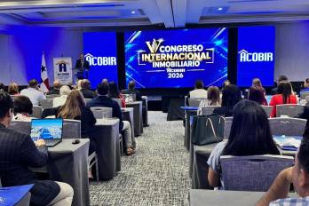Jaime A. Jované, ministro de Vivienda y Ordenamiento Territorial, ofrece el discurso inaugural en representación del Ejecutivo durante el Congreso Internacional Inmobiliario 2026.