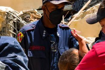 Las imágenes del operativo, que rápidamente se viralizaron en redes sociales muestran a rescatistas trabajando cuidadosamente entre los restos de una edificación hasta lograr sacar con vida al bebé.