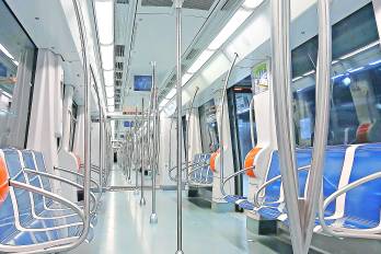 Adultos mayores y jóvenes comparten a diario espacios donde no siempre consideran las condiciones individuales.