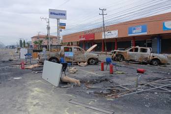 Plaza Changuinola, en Finca 11, tras los enfrentamientos entre la fuerza pública y manifestantes. Al fondo, los comercios vandalizados.