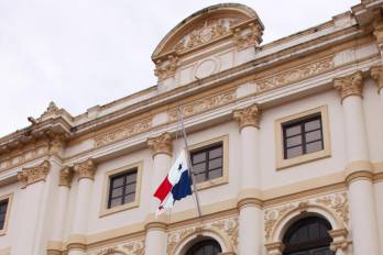 El Ministerio de Gobierno deberá contratar a los abogados penalistas que requiera para el funcionamiento de la unidad.