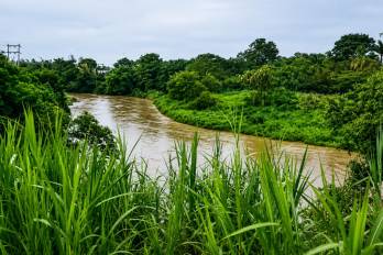 Entre las principales recomendaciones, el Sinaproc instó a la población a no cruzar ríos, quebradas o calles inundadas, debido al peligro que representan las corrientes de agua durante las lluvias.