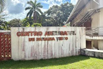 Letrero de la entrada en completo deterioro.