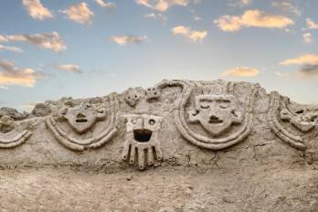 Fotografía cedida por el Ministerio de Cultura que muestra un mural con figuras que pertenecieron a la sociedad Caral, la civilización más antigua de Latinoamérica.