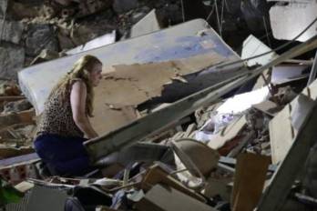 Una persona observa entre los escombros este miércoles, luego de dos fuertes terremotos sacudieron el Caribe venezolano en Caracas.