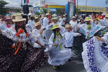 Más de 50 delegaciones provenientes de distintos puntos de la ciudad participaron en el evento.