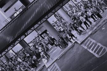 El alcalde Mayer Mizrachi también se sumó, distribuyendo agua entre quienes seguían esperando bajo la tensión acumulada de la noche.