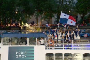 Delegación de Panamá durante su recorrido en el río Sena de París, Francia.