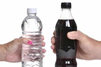La nutricionista del Minsa, Nilka López, indicó que sustituir bebidas azucaradas por agua no convierte automáticamente estos menús en opciones saludables.
