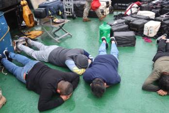 Durante la inspección, se constató que a bordo viajaban diez tripulantes de distintas nacionalidades —un venezolano, cuatro ecuatorianos, tres nicaragüenses, un peruano y un colombiano—.