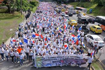 Universitarios marchan a la altura de la vía Transístmica este martes 6 de mayo de 2025.