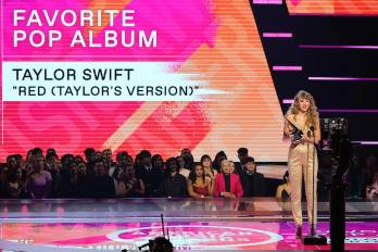 Taylor Swift acepta el premio al Álbum Pop Favorito por ‘Red (Taylor’s Version)’ en el escenario durante los American Music Awards 2022.