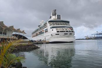 El crucero ‘Rhapsody of the Seas’ de Royal Caribbean, durante su llegada al Puerto Colón 2000, el 16 de diciembre de 2023.