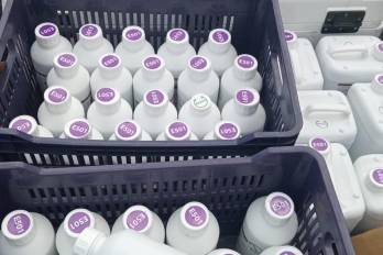 En una revisión de rutina, los inspectores de la ANA hallaron en la cabina 35 cajas color chocolate, cada una con 150 frascos de medicamentos sin descripción.