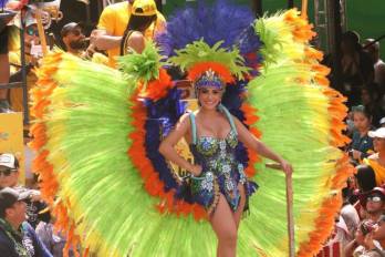 Entre agua, música y una multitud encendida por el verano tableño, Jacky se lució acompañando a la reina Astrid Carolina.