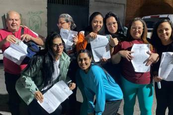 Imagen de las primeras mujeres excarceladas del Centro de Formación para Procesadas Femeninas La Crisálida, en Los Teques, tras su liberación durante la madrugada de este 12 de enero.