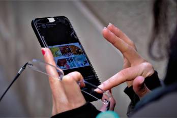 La ilusión de lo “gratuito” en redes esconde un modelo basado en datos, exposición y consumo.