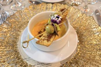 Salmorejo cordobés acompañado de crujiente de pan lavash, jamón ibérico.