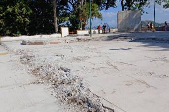 En la mañana de este domingo, el mirador amaneció bajo escombros tras la demolición del monumento.