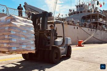 Imagen cedida por la Secretaría de Relaciones Exteriores (SRE) de México, de integrantes de la Armada de México, durante el traslado de ayuda humanitaria hacia Cuba.