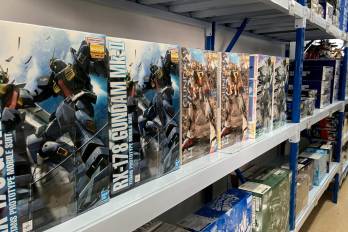 Estantería con diversos modelos a escala