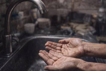 La situación ha encendido las alarmas entre residentes que reportan dificultades para acceder al suministro en pleno día.