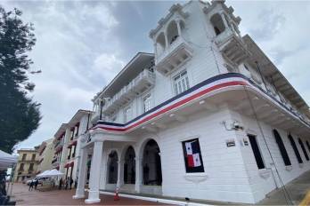 Para mitigar el impacto del alto costo del combustible, el Ejecutivo ordenó limitar los vuelos internacionales, congelar el presupuesto de gasolina estatal y suspender el uso de la flota vehicular no esencial.