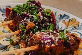 Pinchos de pork belly con tamarindo y cashews.