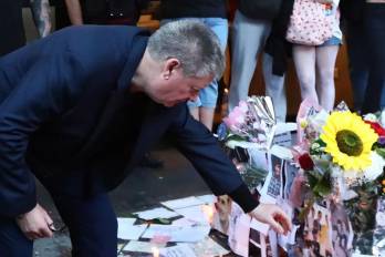 Geoff Payne rinde homenaje a su hijo rodeado de sus fanáticas.