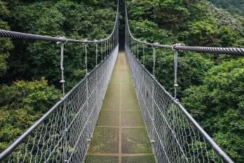 Los zarzos —estructuras peatonales elevadas— buscan garantizar el paso seguro de residentes, estudiantes y productores, reduciendo riesgos y facilitando el acceso a servicios básicos.