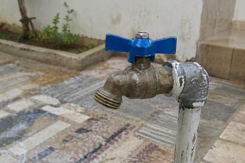 Debido al cierre temporal del sistema de distribución necesario para realizar estos trabajos, el IDAAN informó que el suministro de agua potable se mantiene irregular.