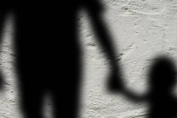 Una mujer fue enviada a detención provisional tras ser acusada de permitir los abusos sexuales de su hija de 16 años