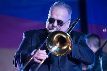 El “malo del Bronx”, el joven rebelde que revolucionó la salsa desde Fania Records con trombones agresivos y narrativa de calle, el gran Willie Colón.