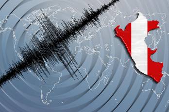 Centro de monitoreo sísmico evaluando la información tras descartarse la alerta de tsunami por parte del PTWC y el CATAC.