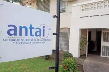 Según la queja, familiares vinculados a la diputada Dana Castañeda tendrían decenas de cupos de taxis y buses.
