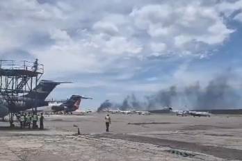 Vista del humo producto de accidente en el Aeropuerto de Maiquetia, en Caracas.